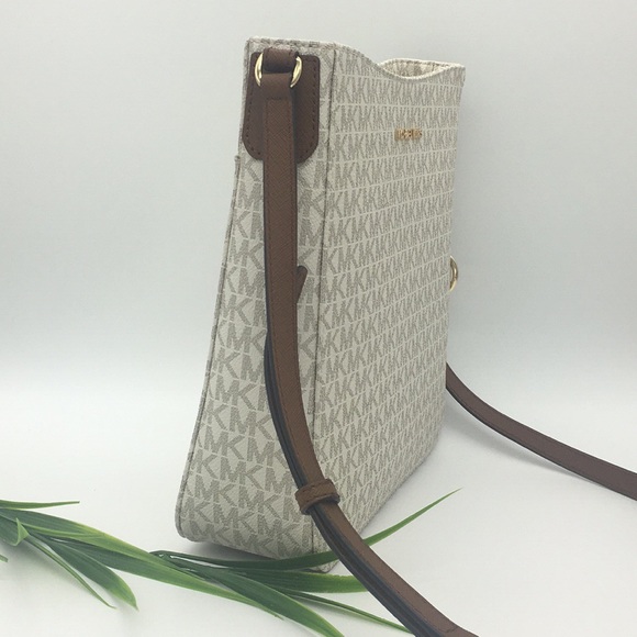Michael Kors LG MESSENGER Crossbody VANILLA - Picture 6 of 8
